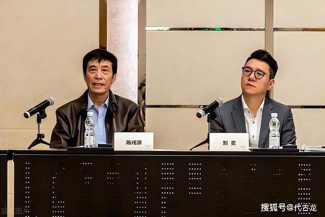 两个人吃奶一个it添p